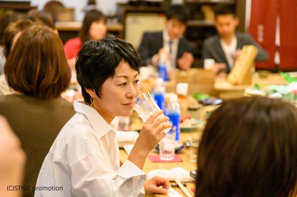 ファッションスタイリスト＆焼酎スタイリストyukikoさんプロデュースの地域応援イベント「色と食の旅プロジェクト」。第10弾は～水色の宴～。私たちの現代生活に密着した「水」によって生み出される地域の特産品や日本文化のおもしろさを美酒美食に囲まれながら学びます。